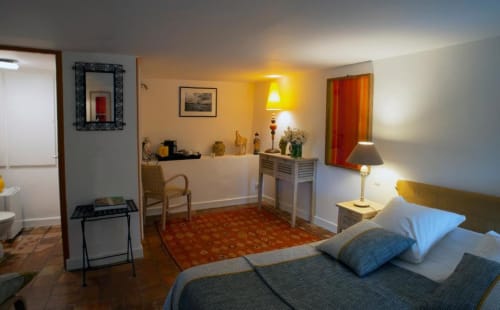 Studio Vervaine au Clos des Amandiers, Simiane-la-Rotonde : appartement douillet avec lit, salon et lumière chaleureuse