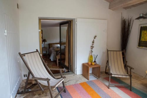 Studio Vervaine au Clos des Amandiers, Simiane-la-Rotonde : transats rayés et accès chambre