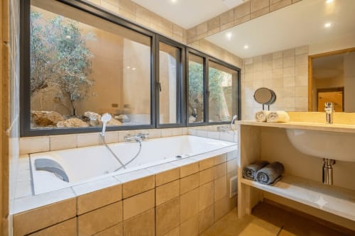 Salle de bains luxueuse du Lord Resort avec baignoire face aux oliviers et vue mer près de Six-Fours-les-Plages