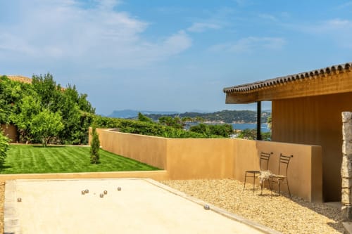 Jardin de la Villa Solviou avec terrain de pétanque, vue sur mer et paysage méditerranéen au Lord Resort, Six-Fours les Plages
