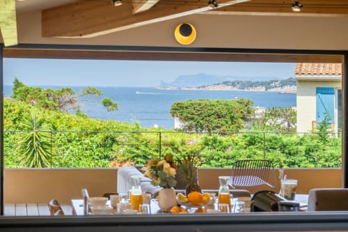 Terrasse Villa Solviou avec vue méditerranéenne, coin repas et littoral provençal au Lord Resort