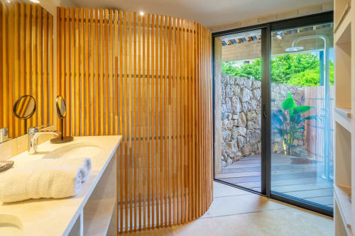 Salle de bains moderne à Villa Solviou avec mur en lattes de bois, accès à la terrasse avec vue sur la mer au Lord Resort à Six-Fours-les-Plages