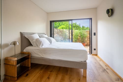 Chambre moderne de la Villa Solviou au Lord Resort avec portes-fenêtres vue mer ouvrant sur terrasse-jardin à Six-Fours-les-Plages