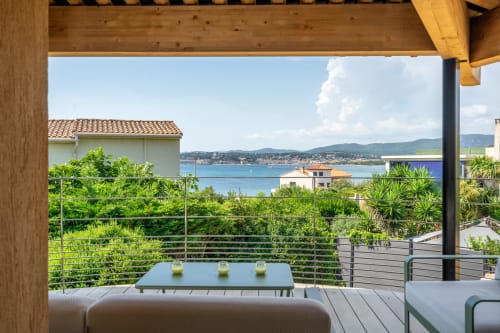Terrasse Villa Solviou avec vue mer au Lord Resort, Six-Fours-les-Plages, surplombant la côte méditerranéenne et les montagnes