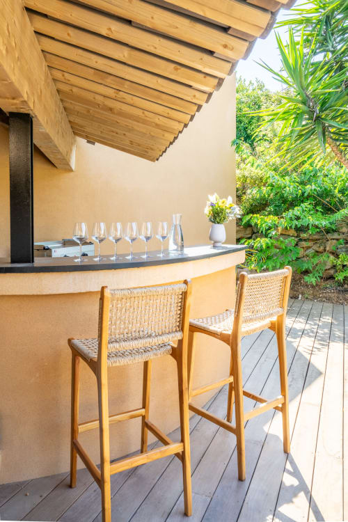 Bar extérieur avec tabourets en bois à la Villa Solviou, Lord Resort à Six-Fours-les-Plages, verres de vin et terrasse