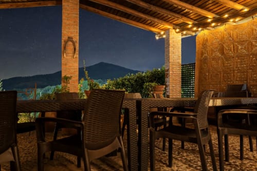 Terraza estrellada en la villa El Descanso del Peregrino en Guadalupe, Cáceres con vistas a las montañas e iluminación ambiental