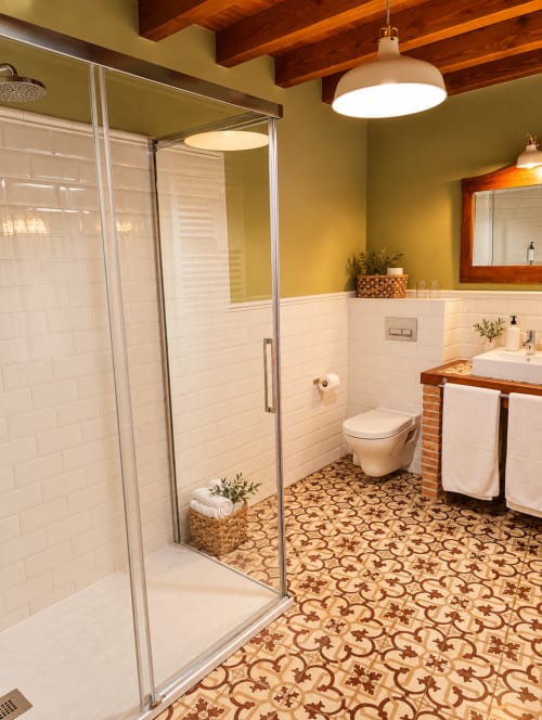 Baño de lujo en villa El descanso del peregrino en Guadalupe, Cáceres con azulejos blancos tipo metro, ducha moderna y detalles de madera