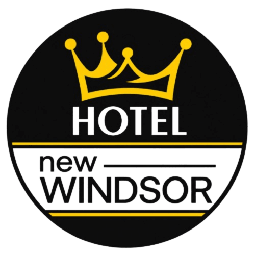 Logo luxe du New Windsor Hotel avec couronne dorée sur fond noir, Étretat France