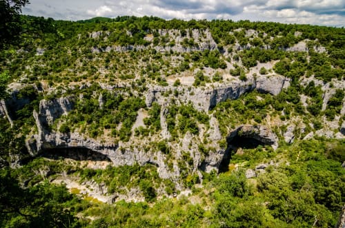 Vue aérienne des falaises calcaires et forêt luxuriante près de Simiane-la-Rotonde, Le Clos des Amandiers