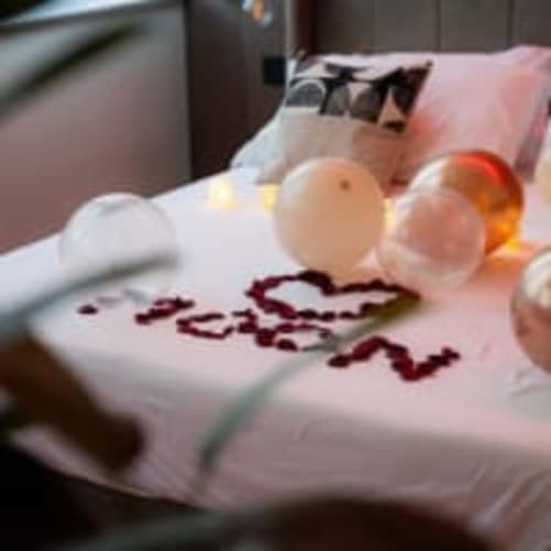 Raffinati amenities romantici al capezzale di Moon Rooms By Celeste, cottage a Catania con benvenuto speciale e decorazioni a cuore