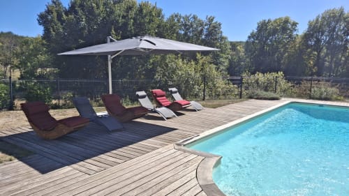 Piscine avec transats et parasol aux Gîtes Le Pech, Sainte-Foy-de-Longas