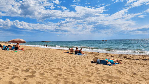 Plage de sable fin de Guidel-Plages, dans le Morbihan en Bretagne Sud, avec des vacanciers profitant du soleil au bord de l'océan Atlantique.