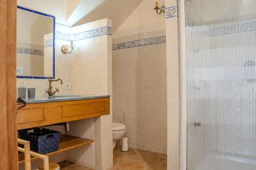 Salle de bain moderne du gîte Au Coin du Feu aux Gîtes de Val, Cabannes, avec meuble vasque en bois et douche carrelée