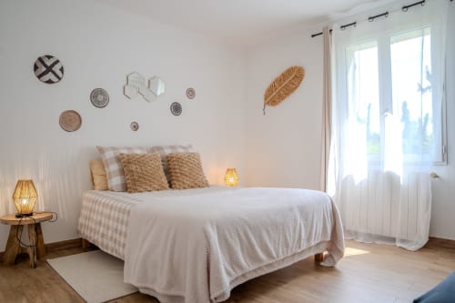 Chambre lumineuse aux Gîtes de Val à Cabannes avec literie Queen size, touches de bois, décoration naturelle et vue sur le jardin