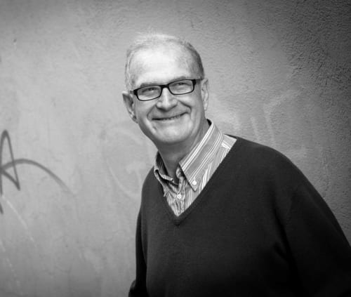 Uomo sorridente con occhiali al bed and breakfast Roseto del Drago a Ponte in Valtellina, Italia