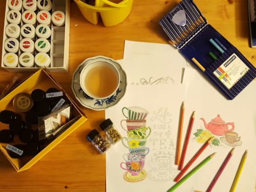 Thé et fournitures créatives au Gîte Recevoir par Charline à Biganos, France - espace de travail avec crayons de couleur et motifs floraux