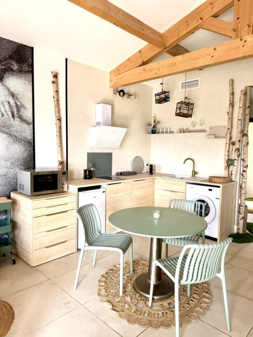 Modern kitchen suite at Maison Florence in Coudoux with wooden beams, dining table, and equipped kitchen amenities