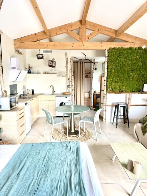 Luxury suite at Maison Florence Ivakno in Coudoux with equipped kitchen, dining area, exposed beams, and moss wall decoration