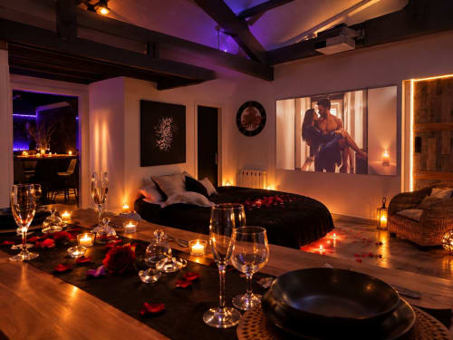 Chambre luxueuse aux Villas Aux Portes De L'océan, ambiance romantique aux chandelles, verres de vin et pétales de roses