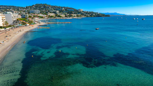 Eaux turquoise de la Méditerranée et plage de sable à Le Fettolina, un appartement vue mer à Cannes Palm Beach