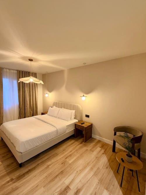 Luminosa habitación doble en Tinto Dreams Hostel de Haro con cama moderna, lámparas colgantes y suelo de madera