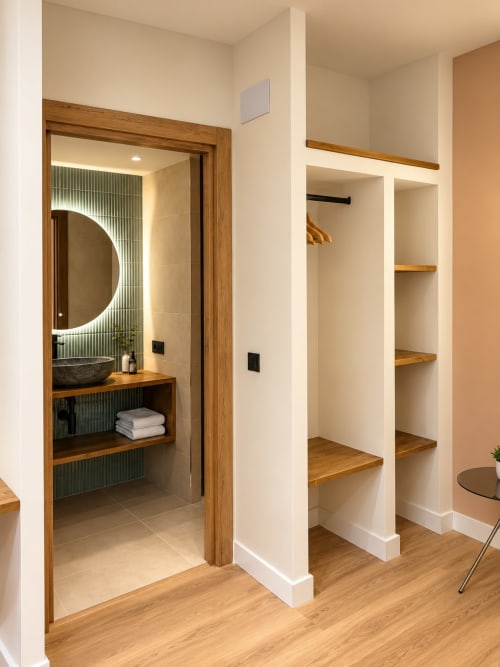 Baño y vestidor modernos en Tinto Dreams Hostel de Haro con estanterías de madera y espejo iluminado