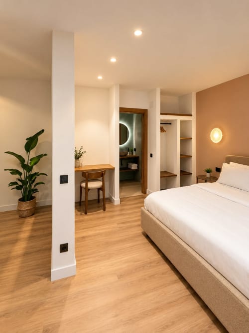 Habitación suite moderna en Tinto Dreams Hostel de Haro con cama, escritorio, vestidor y iluminación ambiental cálida