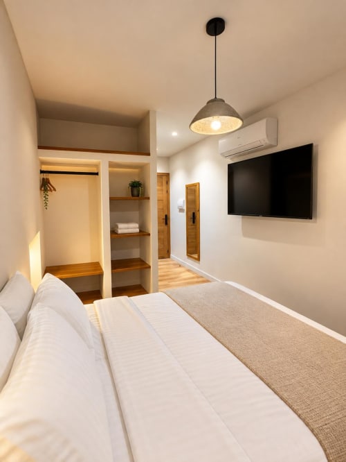 Moderna habitación doble en Tinto Dreams Hostel de Haro con TV, armario empotrado, aire acondicionado e iluminación colgante