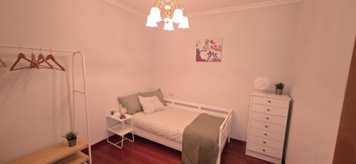 Habitación rosa en apartamento Casa Amma de Bikarte Alojamientos, Monforte de Lemos con cama blanca, cómoda y comodidades modernas