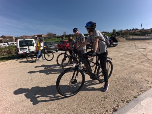 Ciclistas se reúnen en la salida de la ruta en bici Bikarte Alojamientos en Ribeira Sacra, Sober, España