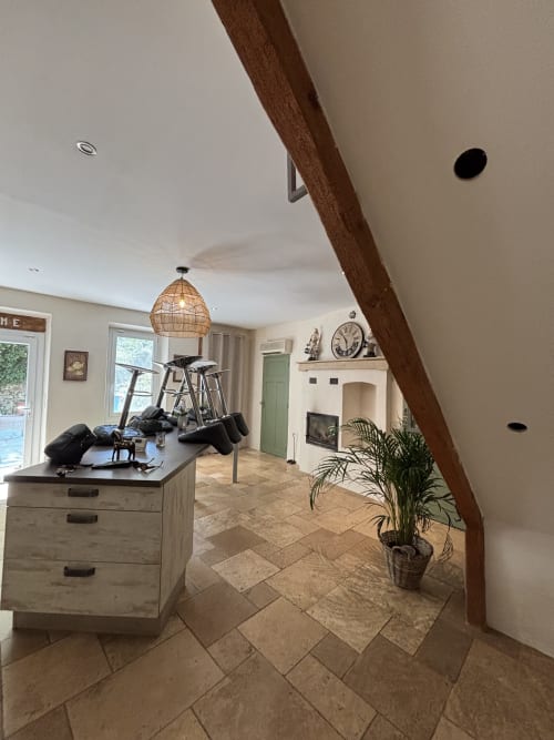 Salle de fitness moderne équipée à la maison d'hôtes Mas Provençal à Flanc De Colline, Bollène France