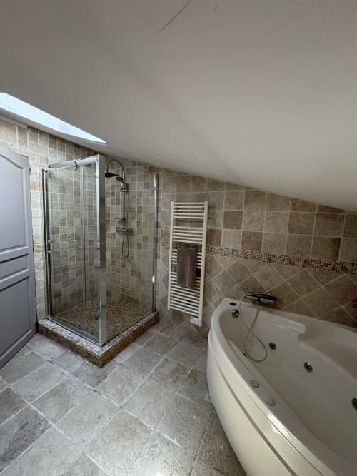 Salle de bain spa moderne au Mas Provençal avec douche d'angle, baignoire balnéo et sèche-serviettes chauffant à Bollène, France