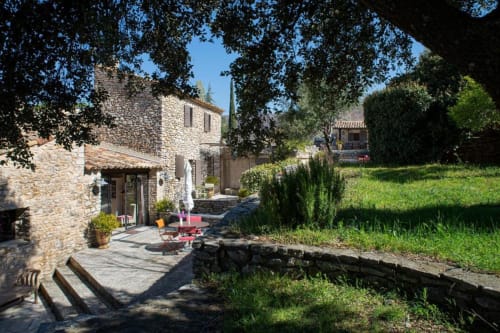 Cour pavée du Clos des Amandiers avec espace de détente, Simiane-la-Rotonde