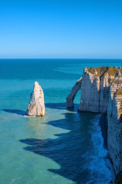Spectaculaires falaises de craie blanche et arches rocheuses à Étretat, France avec des eaux turquoise