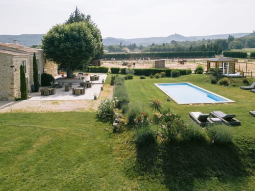 Luxueuse maison d'hôtes à Clansayes avec piscine, jardins soignés, terrasse en pierre et vue sur la rivière