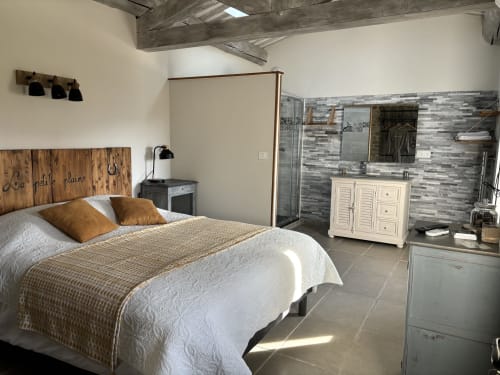 Suite spacieuse à La Petite Plaine B&B à Clansayes avec salle de bain attenante, poutres apparentes et décor rustique-moderne