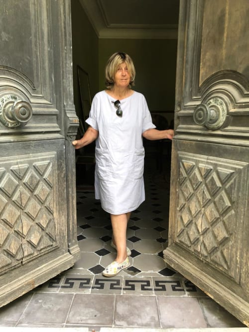 Femme accueillant les visiteurs à l'entrée du gîte Domaine de Montlaur en Val-de-Dagne, France