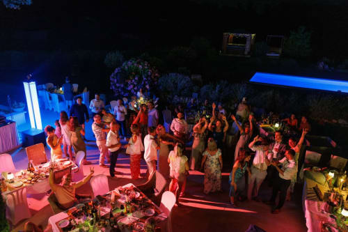 Soirée dansante dans le jardin de la Petite Plaine à Clansayes, invités dansant sous des guirlandes lumineuses et tables décorées
