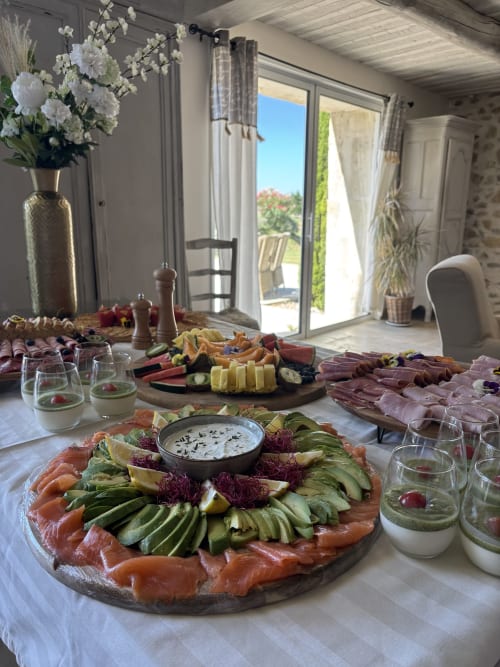 Plateau de charcuterie élégant avec saumon fumé, fromages et légumes à La Petite Plaine B&B à Clansayes