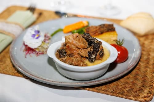 Élégant plat de bœuf en assiette avec légumes et sauce à la Chambre et table d'hôtes La Petite Plaine, Clansayes