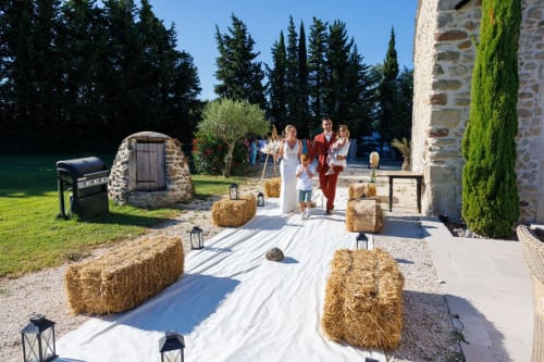 Cérémonie de mariage rustique à La Petite Plaine B&B à Clansayes avec balles de foin, lanternes et invités en Provence
