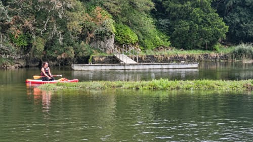 Balade en kayak sur la rivière Laïta, entre Guidel et le Finistère Sud, au cœur d'un paysage verdoyant.