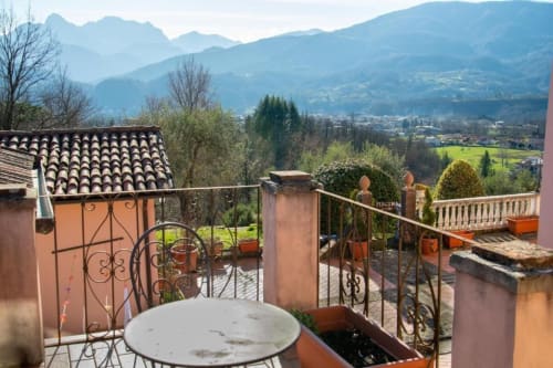 Terrazza Belvedere Sopra dell'Antico Belvedere B&B con vista sulle montagne toscane e la valle di Pieve Fosciana