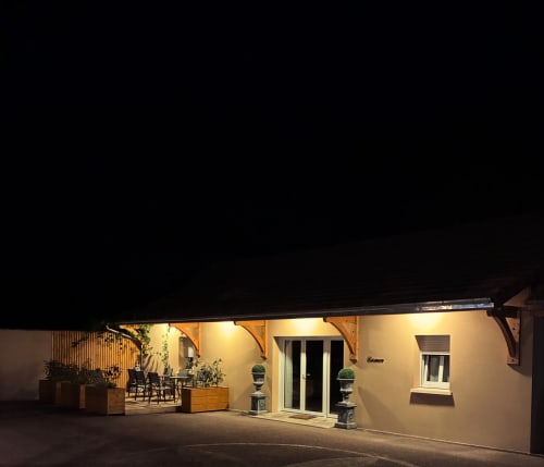 Maison Carmen au Clos d'Émilie à Saint-Marcel, illuminée la nuit avec terrasse et vue sur le jardin
