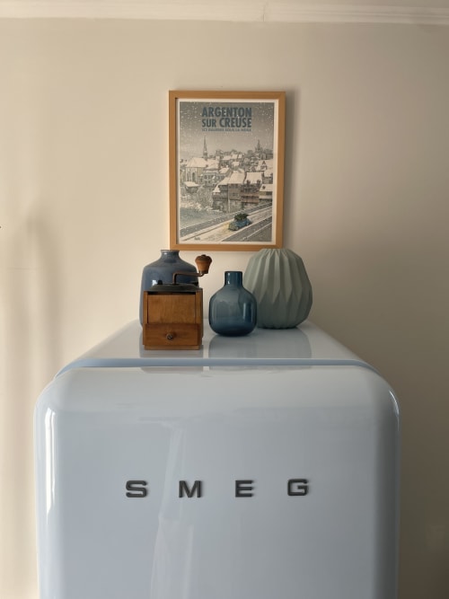 Réfrigérateur SMEG avec décoration, affiche vintage au-dessus, dans le cottage Le Clos d'Émilie
