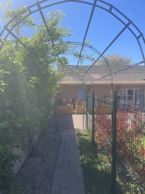 Arche de jardin aux vignes grimpantes menant au gîte Le Clos d'Émilie à Saint-Marcel
