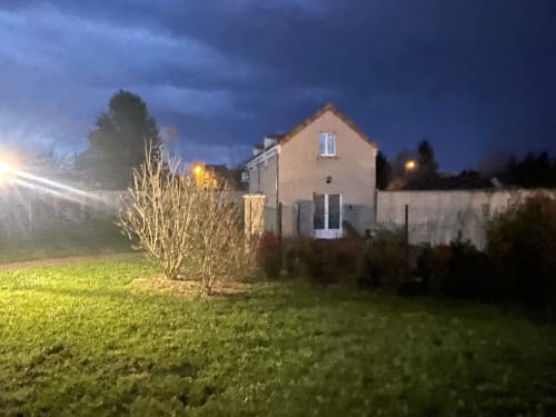 Le Clos d'Émilie, une charmante maison de campagne au crépuscule à Saint-Marcel, illuminée avec vue sur le jardin bucolique
