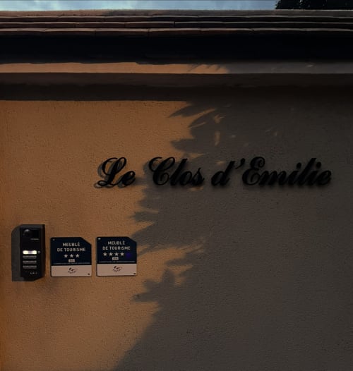 Façade du gîte Le Clos d'Émilie avec plaques de certification touristique à Saint-Marcel, France