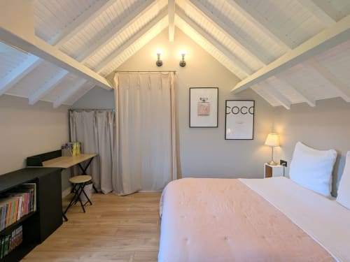 Spacieuse chambre du gîte Le Clos d'Émilie à Saint-Marcel : plafond voûté, lit, bureau et décoration moderne