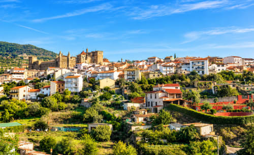 Pueblo medieval de Guadalupe, Cáceres, España con arquitectura histórica y paisaje de colinas verdes